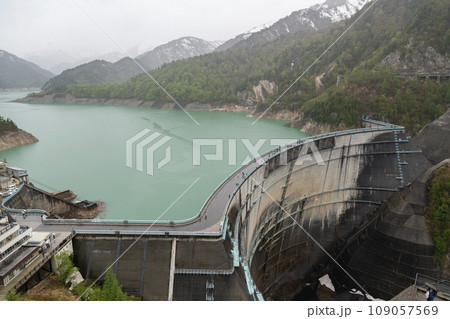 雨の黒部ダム 109057569