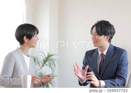 1on1_穏やかに話す女性と上司2 109057785