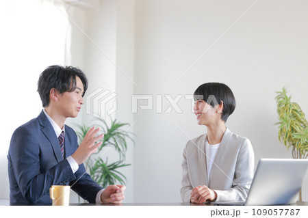 1on1_部下の相談をにこやかに聞く女性管理職1 109057787