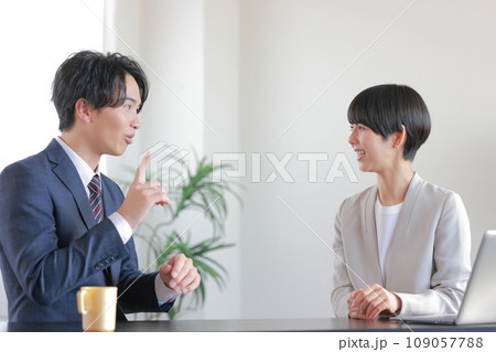 1on1_1つ前進したことがあってと話す部下とにこやかに聞く女性管理職1 109057788