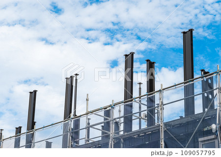 青空と鉄骨建方工事 青空と鉄骨建方工事 109057795