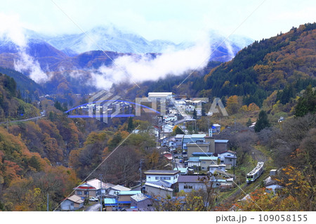 紅葉と雪景色の湯野上温泉駅（会津鉄道） 109058155