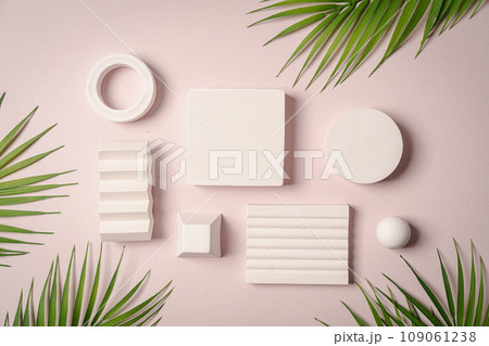 Decorative plaster podiums 109061238