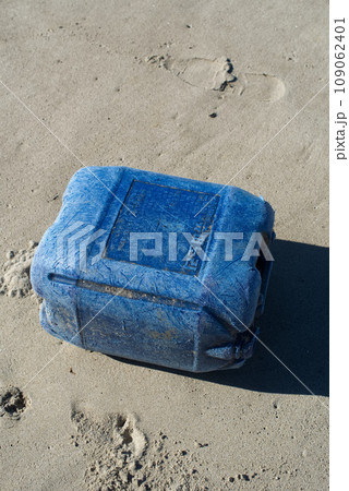 流れ着いた海洋ゴミ 109062401