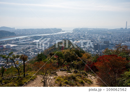 日本の兵庫県赤穂市の雄鷹台山のとても美しい秋の風景 日本の兵庫県赤穂市の雄鷹台山のとても美しい秋の風景 109062562