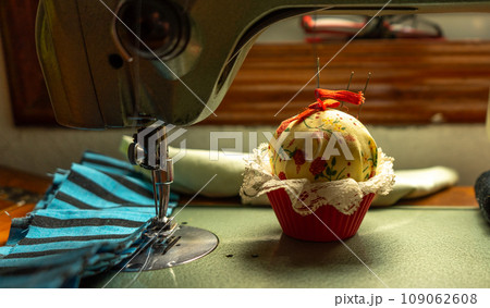 Pincushion & Sewing Machine Pincushion & Sewing Machine 109062608