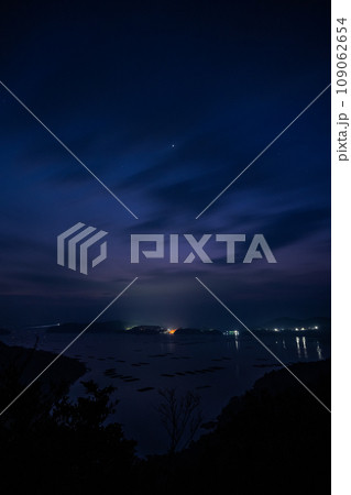 日本の岡山県瀬戸内市の迫門の曙の美しい夜空 日本の岡山県瀬戸内市の迫門の曙の美しい夜空 109062654