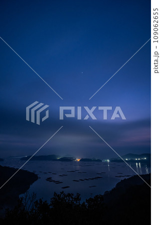 日本の岡山県瀬戸内市の迫門の曙の美しい夜空 日本の岡山県瀬戸内市の迫門の曙の美しい夜空 109062655