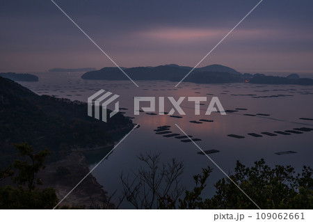 日本の岡山県瀬戸内市の迫門の曙の美しい夜空 日本の岡山県瀬戸内市の迫門の曙の美しい夜空 109062661
