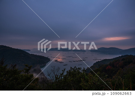 日本の岡山県瀬戸内市の迫門の曙の美しい夜空 日本の岡山県瀬戸内市の迫門の曙の美しい夜空 109062663