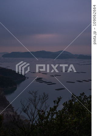 日本の岡山県瀬戸内市の迫門の曙の美しい夜空 日本の岡山県瀬戸内市の迫門の曙の美しい夜空 109062664
