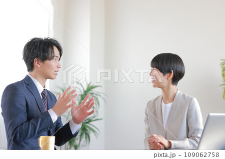 1on1_現在の業務で検討中の課題を話す部下とにこやかに聞く女性管理職2 1on1_現在の業務で検討中の課題を話す部下とにこやかに聞く女性管理職2 109062758