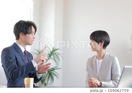 1on1_1つ心配,していることがあってと話す部下と微笑んで聞く女性管理職1 1on1_1つ心配,していることがあってと話す部下と微笑んで聞く女性管理職1 109062759
