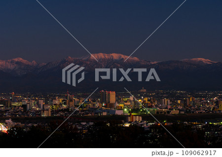 富山市全景夜景の市街地と冠雪夕焼けの薬師岳と北アルプス呉羽山展望台からの煌めく夜景 富山市全景夜景の市街地と冠雪夕焼けの薬師岳と北アルプス呉羽山展望台からの煌めく夜景 109062917