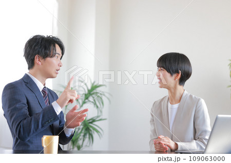 1on1_1つ心配,していることがあってと話す部下と微笑んで聞く女性管理職2 1on1_1つ心配,していることがあってと話す部下と微笑んで聞く女性管理職2 109063000