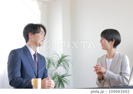 1on1_部下からの相談に解決のためのアドバイスをする女性管理職1 109063002