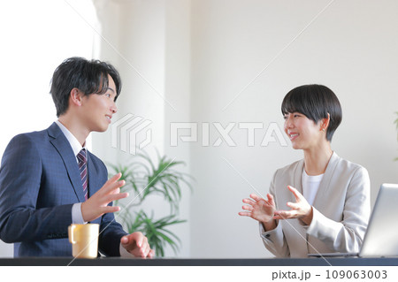 1on1_部下からの相談に解決のためのアドバイスをする女性管理職2 109063003