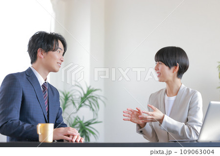 1on1_部下からの相談に解決のためのアドバイスをする女性管理職3 1on1_部下からの相談に解決のためのアドバイスをする女性管理職3 109063004