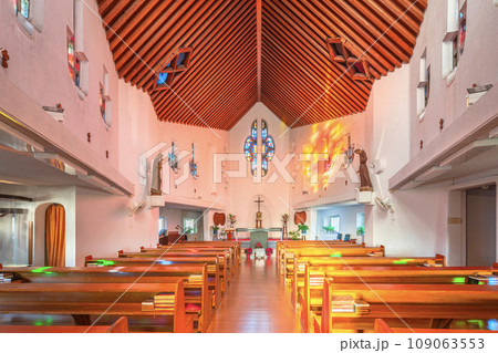 [九州・長崎] ステンドグラスの窓から聖フィリッポ西坂教会の室内を照らすカラフルな光。 109063553