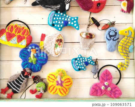 羊毛フェルトのヘアアクセサリー　〜wool felt hair accessories 109063571