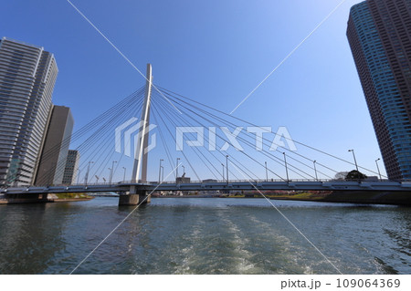 隅田川に架かる中央大橋 109064369