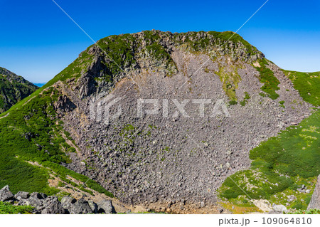 長野県の乗鞍岳の観光登山　魔王園地から見る恵比須岳 109064810