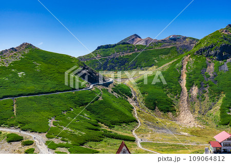 長野県の乗鞍岳の観光登山　剣ヶ峰と富士見岳 109064812