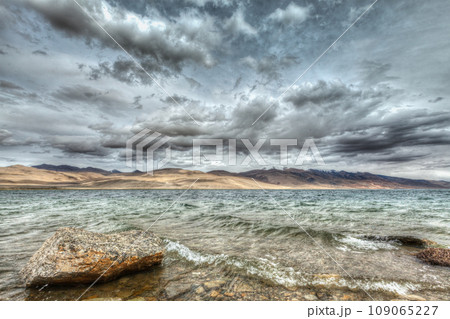 Himalayan mountain lake in Himalayas Tso Moriri (official name: Tsomoriri Wetland Conservation Reserve), Korzok, Changthang area, Ladakh, Jammu and Kashmir, India 109065227