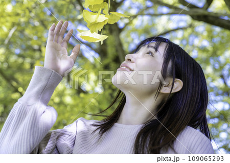 紅葉狩りを楽しむ若い女性 109065293