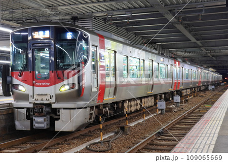 広島駅の呉線 広行き 227系電車 広島駅の呉線 広行き 227系電車 109065669