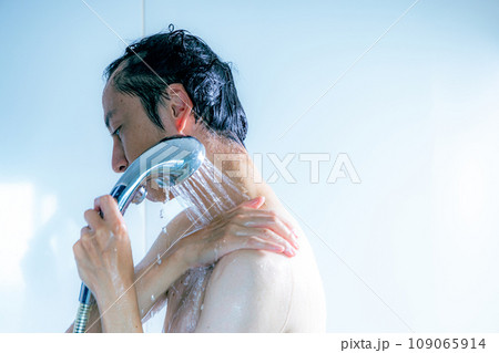 シャワーを浴びる若い男性 シャワーを浴びる若い男性 109065914