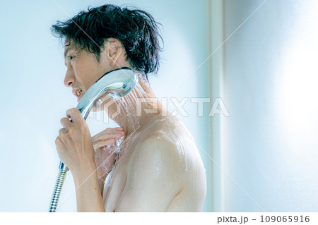 シャワーを浴びる若い男性 109065916