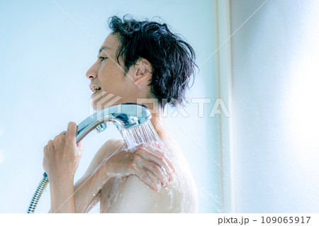 シャワーを浴びる若い男性 109065917