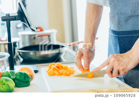 キッチンで料理をする男性 109065928
