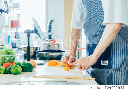 キッチンで料理をする男性 キッチンで料理をする男性 109065931