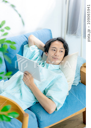 タブレットを使う男性 タブレットを使う男性 109065941