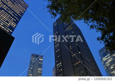 都市景観のオフィス街など摩天楼を見上げる 都市景観のオフィス街など摩天楼を見上げる 109066162