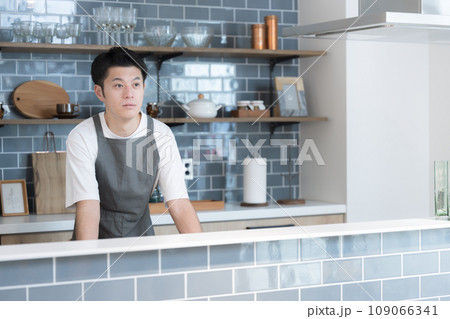 カフェでの集客が難しい男性 カフェでの集客が難しい男性 109066341