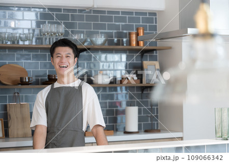 キッチンに笑顔で立つ男性 店舗の売上アップなどのイメージ キッチンに笑顔で立つ男性 店舗の売上アップなどのイメージ 109066342