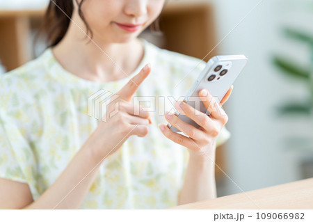 スマホをチェックする女性。(パーツ) スマホをチェックする女性。(パーツ) 109066982