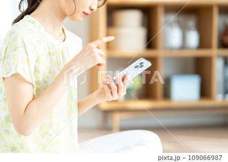 スマホをチェックする女性。(パーツ) スマホをチェックする女性。(パーツ) 109066987