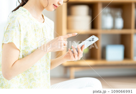 スマホをチェックする女性。（パーツ） 109066991