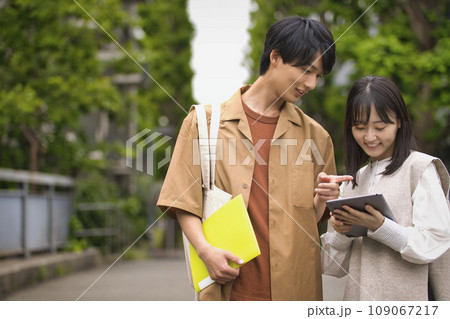 楽しそうに会話する大学生の男女 109067217