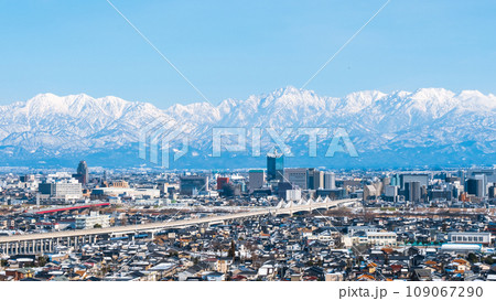 呉羽山公園から富山市街と立山連峰の眺め（冬） 109067290