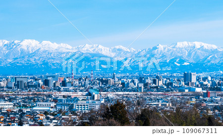 呉羽山公園から富山市街と立山連峰の眺め(冬) 呉羽山公園から富山市街と立山連峰の眺め(冬) 109067311