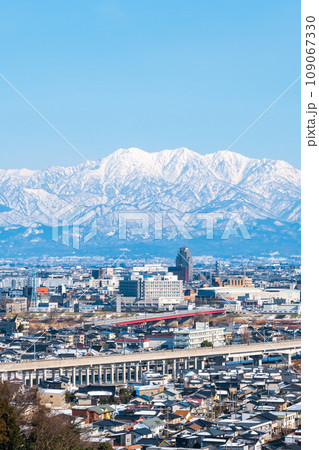 呉羽山公園から富山市街と立山連峰の眺め（冬） 109067330