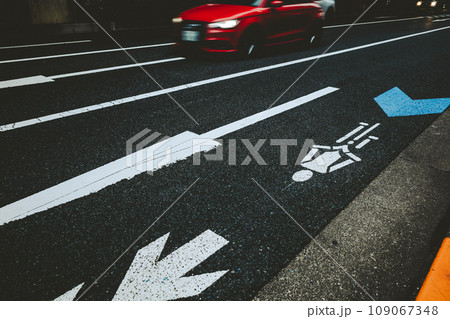 自転車専用レーンが設けられた都内の国道 c-4 フィルム調 自転車専用レーンが設けられた都内の国道 c-4 フィルム調 109067348
