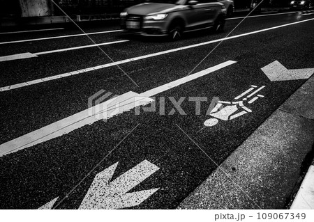 自転車専用レーンが設けられた都内の国道　c-5 硬調モノクロ 109067349