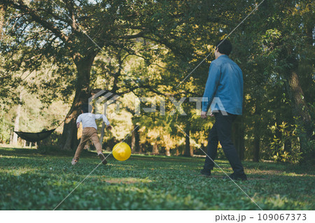 パパと息子の公園遊び 109067373