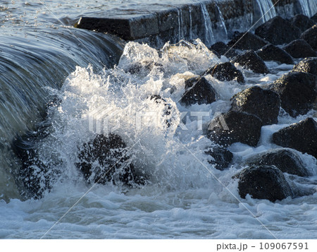 水飛沫を上げる大和川の柏原堰堤 109067591
